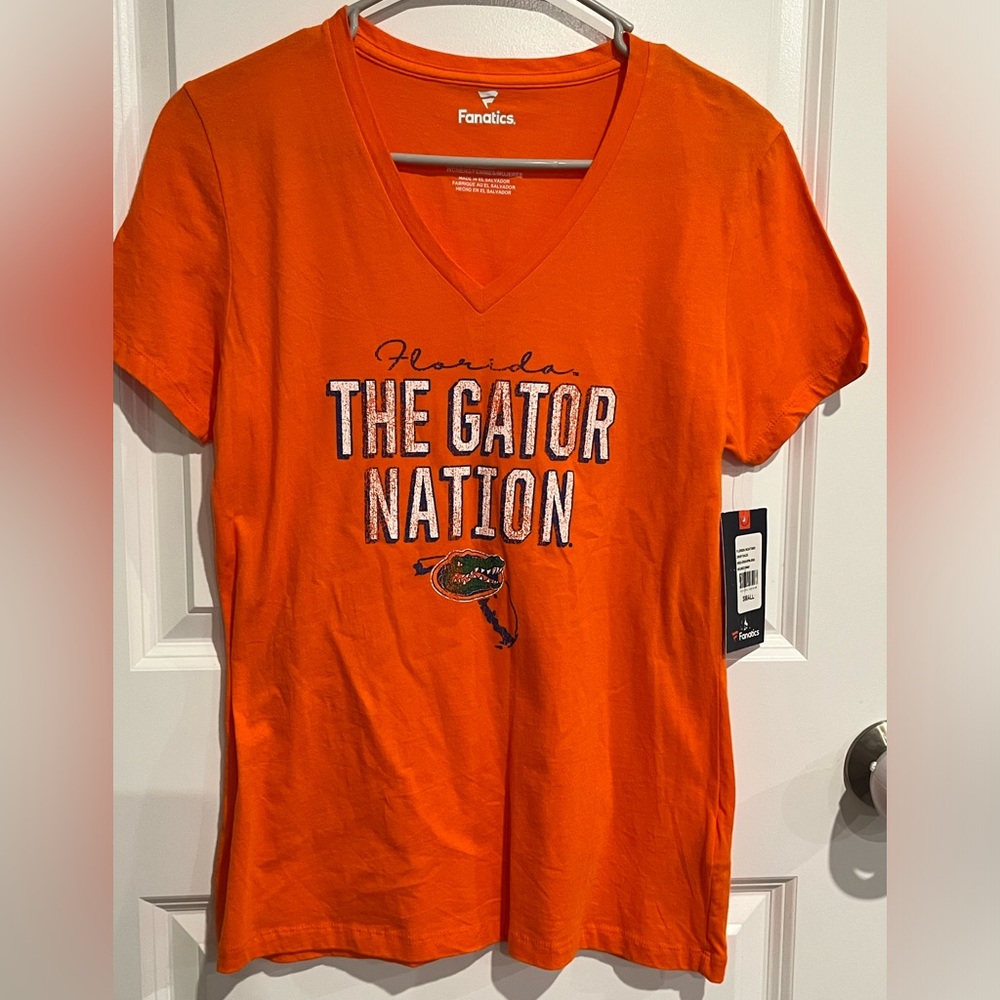 NWT- Fanatics woman’s “The Gator Nation” v-neck tee, size small